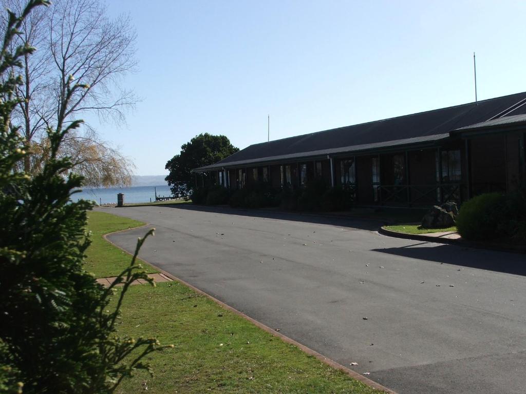 Cedarwood Lakeside & Conference Venue Motel